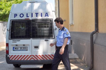 Doi indivizi din Mangalia, săltaţi de oamenii legii pentru trafic de persoane